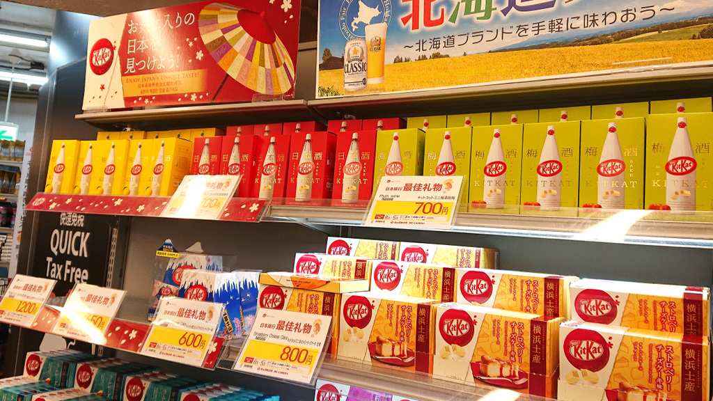 大手量販店では訪日外国人向けの日本土産としてキットカットが並ぶ