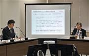 東京電力の小早川智明社長（左）と意見交換する原子力規制委の更田豊志委員長＝１６日午前、東京都港区