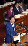 衆院本会議で施政方針演説する安倍晋三首相＝２０日午後、国会・衆院本会議場（川口良介撮影）