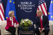 フォンデアライエン欧州委員長（左）と会談したトランプ米大統領＝２１日、スイスのダボス（ＡＰ）