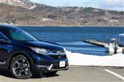 雪の積もった山中湖の湖畔とCR-V
