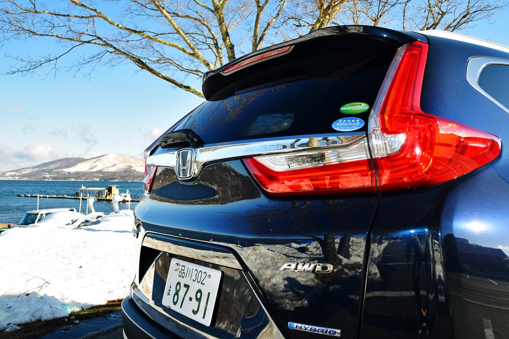 ワイド感を主張するリヤコンビランプ。クロームパーツがまぶしい