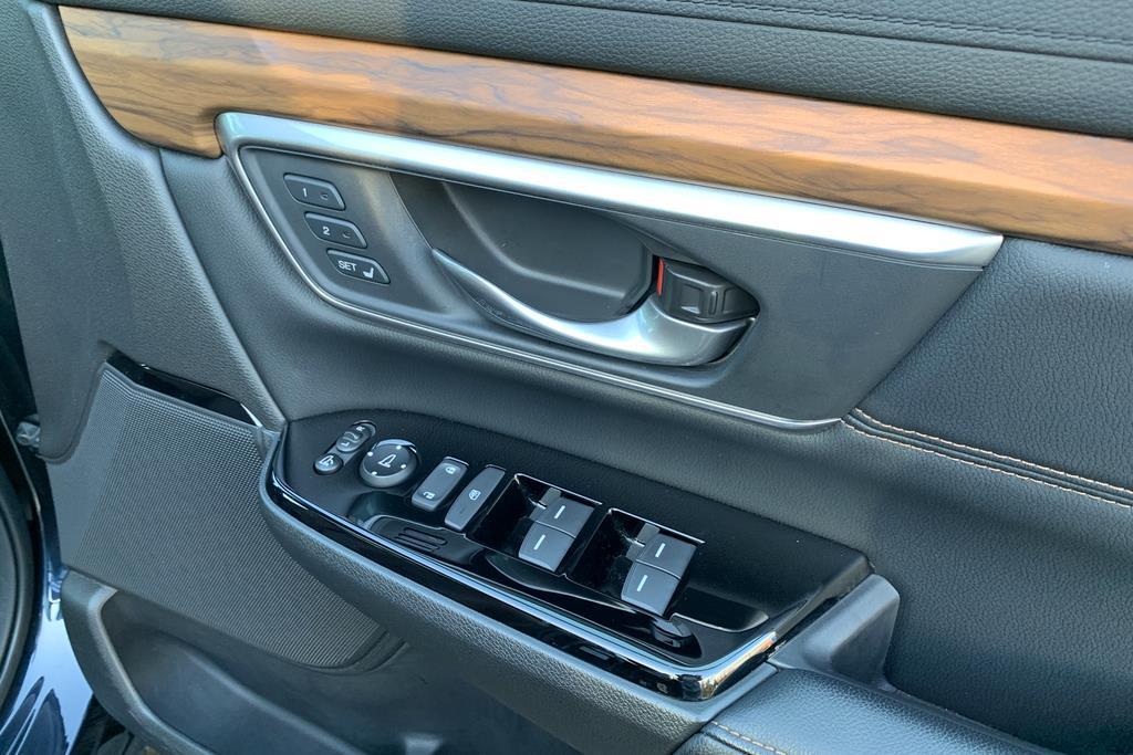 ウインドースイッチ周り。ダッシュボードやドアトリムに木目調パネルをあしらっている