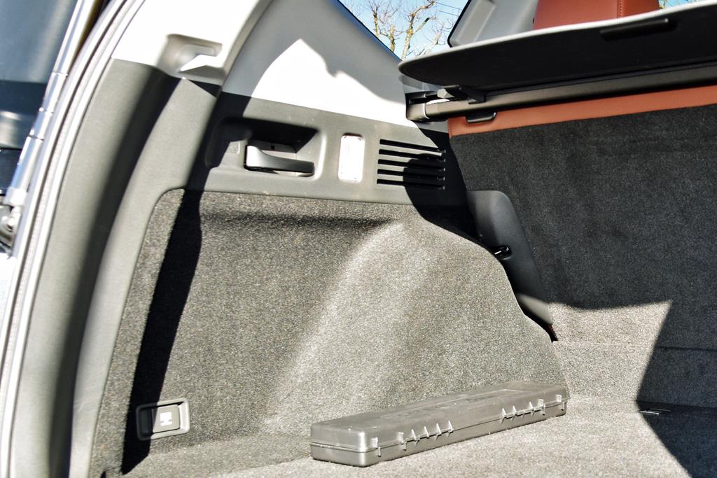 荷室側面のレバーを引くだけで後席を倒すことができる