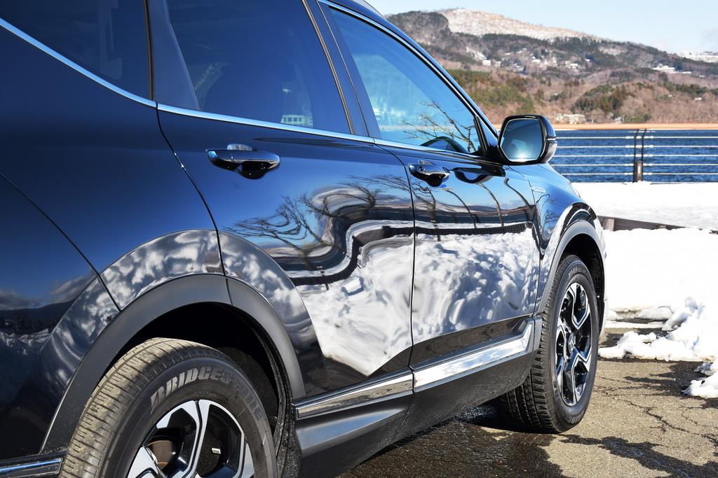 景色が映りこんだCR-Vのボディ。サイドパネルの湾曲がよくわかる