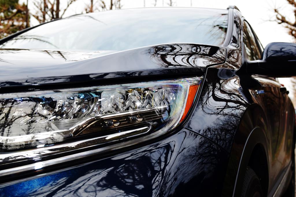 ボンネットの両端は隆起している。横から見ると日本刀のようにも見える