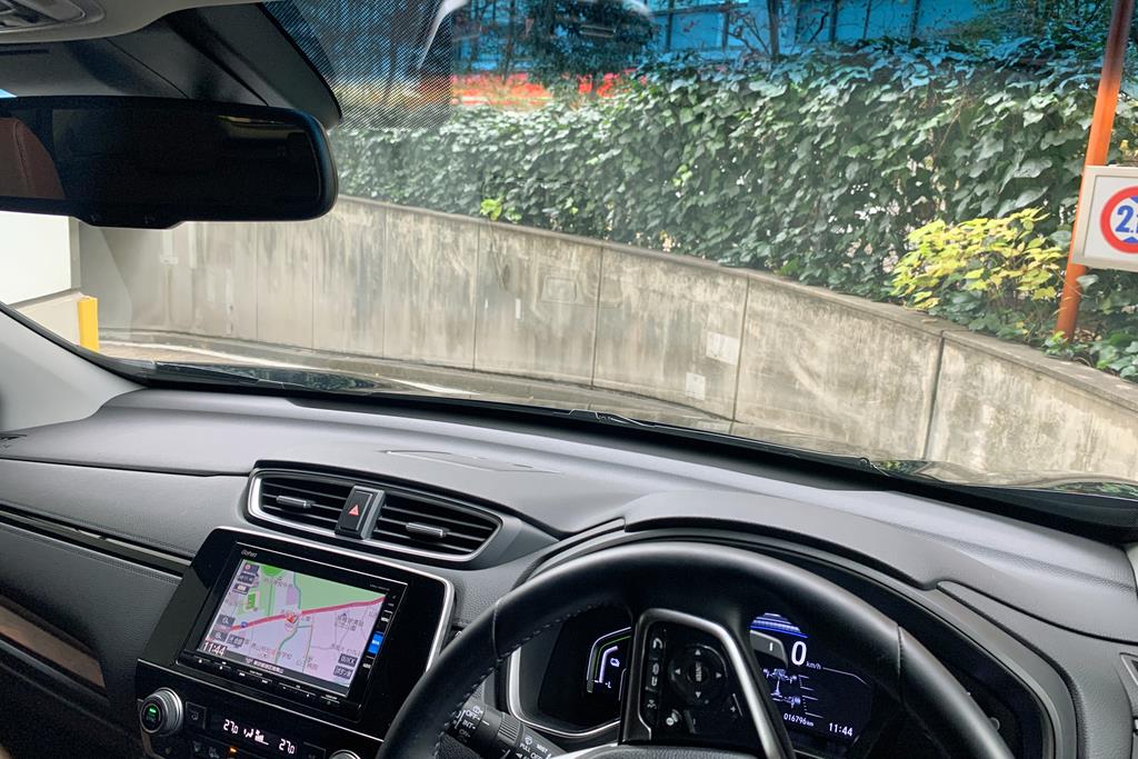 地下駐車場に向かう狭い左カーブ。このサイズにもなると神経を使う