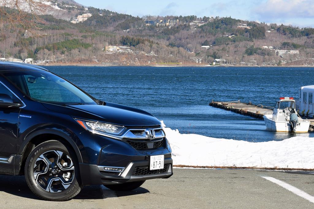 雪の積もった山中湖の湖畔とCR-V