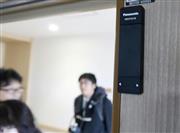 パナソニックがドアに設置したセンサー＝大阪府吹田市