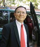 裁判の休廷中、自宅に戻ったケム・ソカ氏（共同）