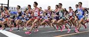 「厚底シューズ」を履く選手が目立った全国都道府県対抗男子駅伝＝１９日、広島・平和記念公園