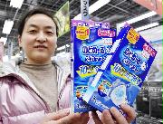 春節の大型連休中に日本を訪れ、量販店でマスクを買った中国人観光客。中国では性能の高いマスクは品薄だという＝２７日午後、東京・秋葉原のヨドバシカメラ