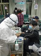 ２５日、中国湖北省武漢市で新型肺炎の疑いで治療を受ける患者。感染者の隔離施設をめぐっては周辺住民から不満の声が出ている（ロイター）