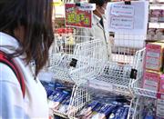 新型肺炎の感染拡大により、薬局などでマスクの売れ行きが増加している＝３０日、東京都千代田区