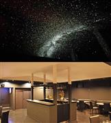 天井に投影された星空（上）を鑑賞しながら食事を楽しむことができる「プラネタリウム焼肉７２＆ＢａｒＢ」の店内＝茨城県つくば市吉瀬（谷島英里子撮影）