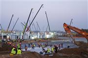 中国・武漢で建設されている臨時病院の建設現場＝３０日(AP)
