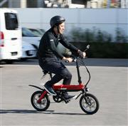 グラフィットのモペットに乗る同社の鳴海禎造CEO＝和歌山市（前川純一郎撮影）