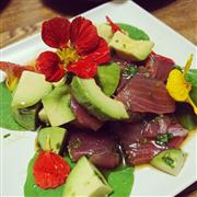 エディブルフラワーを使った料理（エフ鳥取提供）