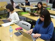 民間団体が主催したテレワーク体験会。会社に行かずに外出先でパソコンに向う人たち＝１月２７日、東京都品川区のアステリア本社