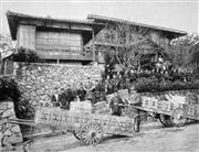 炭酸水の瓶詰工場。ウィルキンソン氏本人も写っている（鈴木博さん提供）