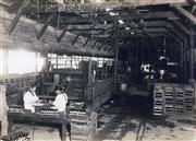 三ツ矢サイダーの旧工場内の作業風景（アサヒ飲料提供）