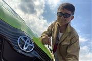 新型ヤリスを試乗したレーシングドライバーの木下隆之さん