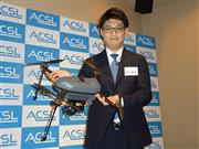 「Ｍｉｎｉ」を手にする自律制御システム研究所の鷲谷聡之ＣＯＯ＝東京都中央区