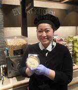 絞りたてのピーナツバターを提供する「グランドフードホール」の土橋純子店長＝東京都港区（重松明子撮影）