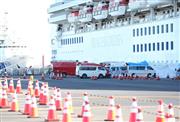 横浜・大黒ふ頭に着岸したクルーズ船「ダイヤモンド・プリンセス」。救急車などの緊急車両が止まっていた。左奥では物資などの積み込みが行われていた＝６日午後、横浜市（佐藤徳昭撮影）