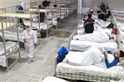 ５日、武漢市内の展示場を改造して作られた仮設病院に入院する新型肺炎患者ら（AP）