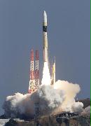 情報収集衛星「光学７号機」を載せ、打ち上げられるＨ２Ａロケット４１号機＝９日午前１０時３４分、鹿児島県の種子島宇宙センター