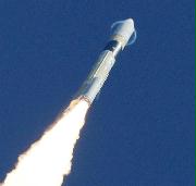情報収集衛星「光学７号機」を載せ、打ち上げられたＨ２Ａロケット４１号機。急上昇により先端部にリング状の雲が現れた＝９日午前１０時３４分、鹿児島県の種子島宇宙センター