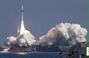 情報収集衛星「光学７号機」を載せ、打ち上げられるＨ２Ａロケット４１号機＝９日午前１０時３４分、鹿児島県の種子島宇宙センター