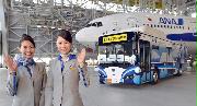 羽田空港内で行われた大型自動運転バスの実証実験。使用したバスの前でポーズをとるANAの職員　＝１月２２日、東京・羽田空港（植村光貴撮影）