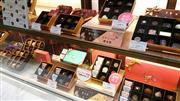 ショーケース内には様々なチョコレートが並ぶ