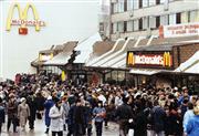 １９９０年１月３１日にモスクワにオープンしたマクドナルドのロシア１号店＝撮影日不明（ロイター＝共同）