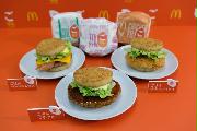 日本マクドナルドが米飯を使ったバーガーとして初投入する「ごはんバーガー」３品＝１月２８日、東京都内（日野稚子撮影）