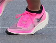 炭素繊維のプレートが組み込まれたナイキ社製の厚底シューズ（高速シューズ）「ズームＸヴェイパーフライネクスト％」＝神奈川県小田原市（福島範和撮影）