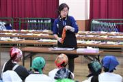 体験学習でキムチ作りに挑戦する中学生＝大阪市生野区（安元雄太撮影）