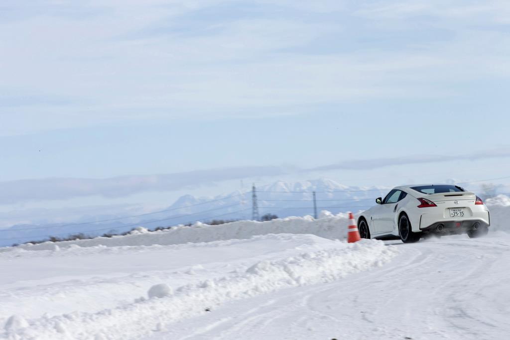 フェアレディZのNISMOバージョンでショートコースを走る