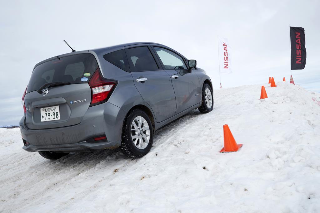 登坂路を駆け上がるノートe-POWER