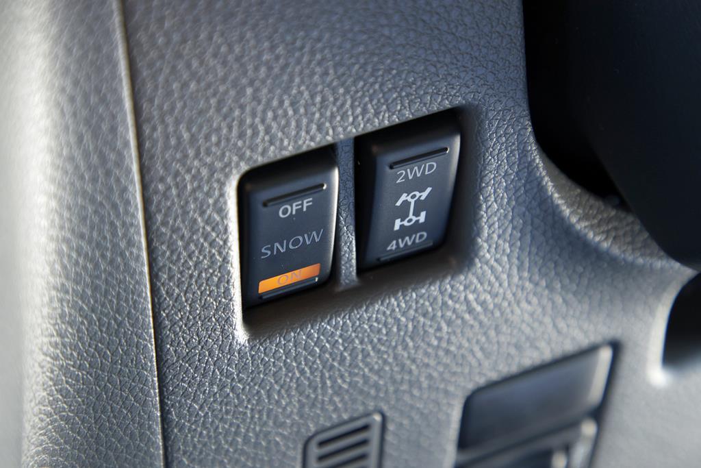 NV350キャラバンの「スノーモード」と「二輪／四輪駆動」の切り替えスイッチ
