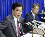 新型コロナウイルス感染症対策専門家会議後に記者会見する加藤厚労相。右は脇田隆字・国立感染症研究所長＝１６日夜、厚労省