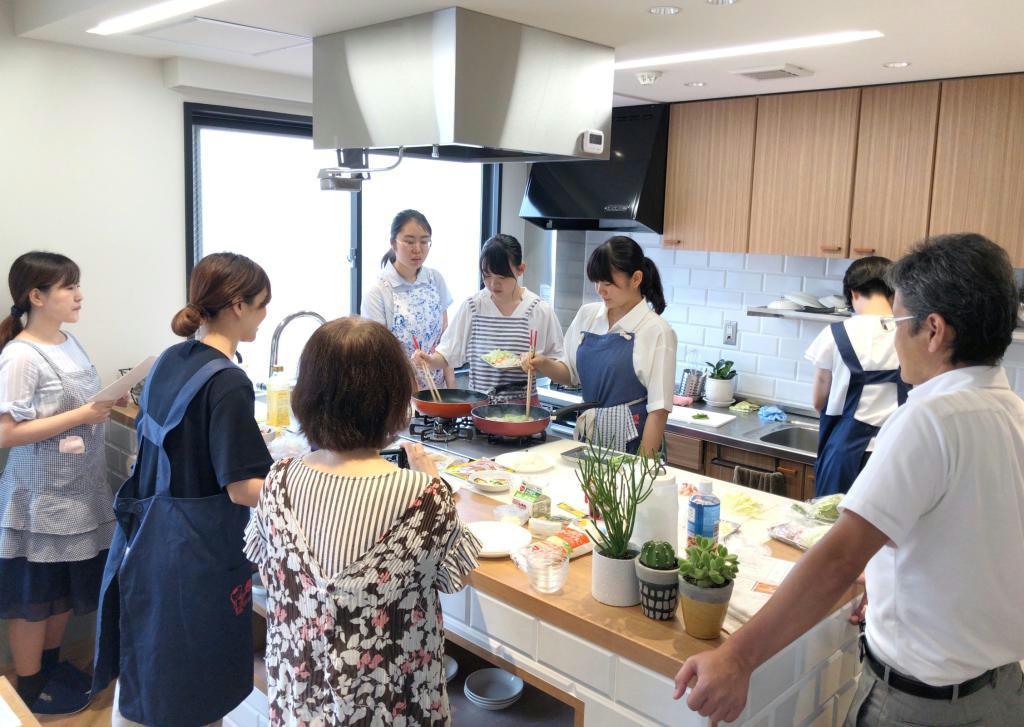 ケンミン食品が開催した「食物アレルギー対応料理講習会」。栄養士を目指す大学生が学んだ