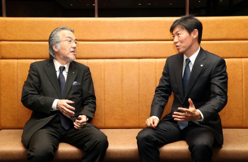 日本工業新聞の鶴田東洋彦社長（左）と対談するケンミン食品の高村祐輝社長