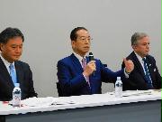 他の取締役候補者とともに会見し、積水ハウスへの株主提案を説明する元会長の和田勇氏＝１７日、東京都中央区