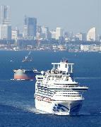 　必要な作業をするため、横浜港から太平洋へ向かうクルーズ船「ダイヤモンド・プリンセス」（共同通信社ヘリから）