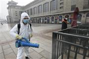 　北京駅で消毒する作業員＝１３日（共同）