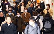 新型肺炎の流行を受け、マスク姿の観光客が目立つ大阪市内＝１７日午前、大阪市中央区（渡辺恭晃撮影）