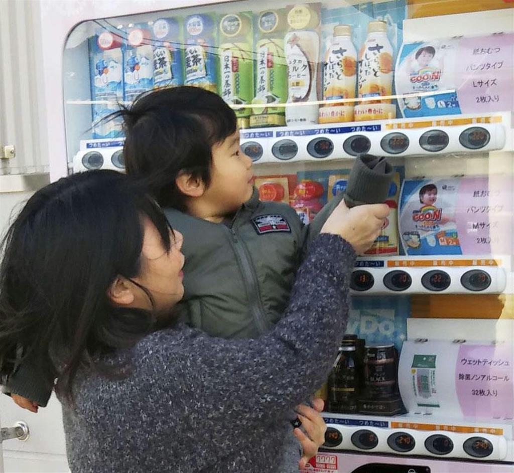 ダイドードリンコが徳島県美馬市の道の駅に設置した紙おむつの自動販売機